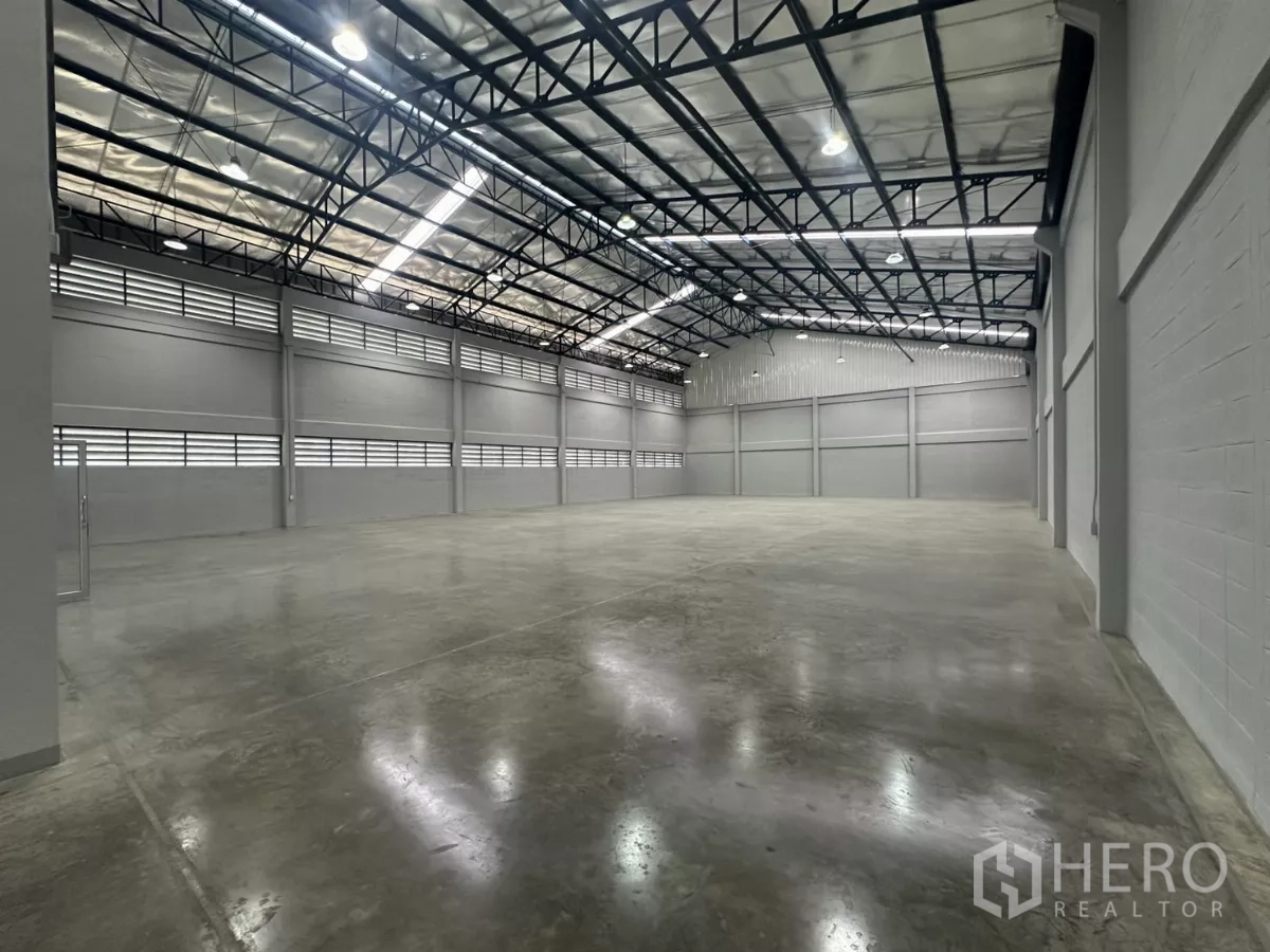 โรงงาน ให้เช่าในBang Phli, Samut Prakan - พื้นที่โกดังพร้อมช่องระบายอากาศยาวและไฟส่องสว่าง