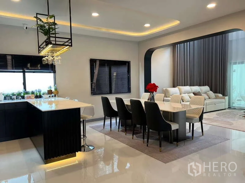 Detached House for rent in Bang Phli, Samut Prakan - Bright kitchen–dining–living space with modern ceiling lighting.