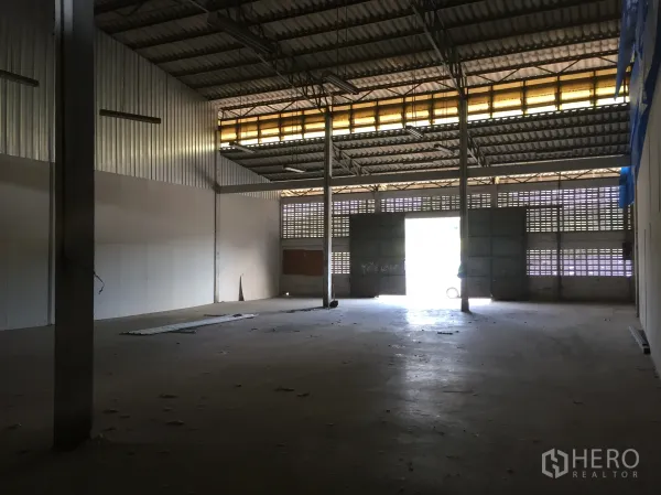 货栈 出租在Min Buri, Bangkok - 开放式仓库大厅，超大滑动钢门与自然采光板