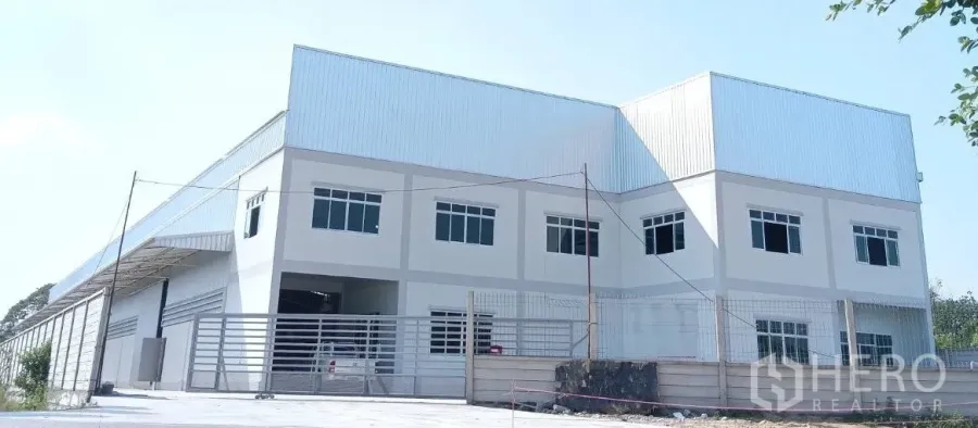 คลังสินค้า ให้เช่าหรือขายในLam Luk Ka, Pathum Thani - โกดังสองชั้นสมัยใหม่พร้อมประตูรั้วและลานจอดรถ ในลำลูกกา