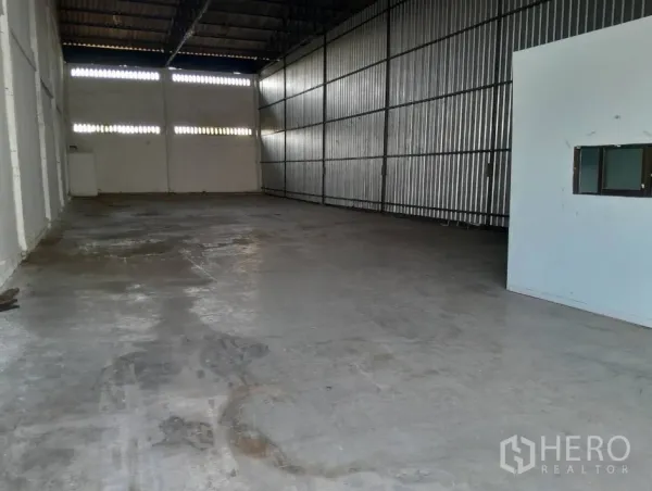 货栈 出租在Bang Phli, Samut Prakan - 宽阔仓库内部，波纹钢板墙及带窗的小型办公室区。