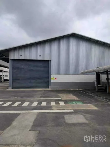 Warehouse for rent in Lat Krabang, Bangkok - Front elevation of warehouse with high roller shutter and paved yard