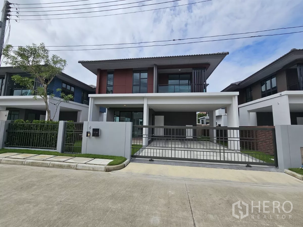 Detached House for sale in Lam Luk Ka, Pathum Thani - Street view of the modern facade with metal gate and double carport.