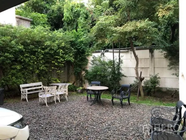 Office Space for rent in Khlong Toei, Bangkok - Leafy outdoor courtyard with gravel ground and garden seating.