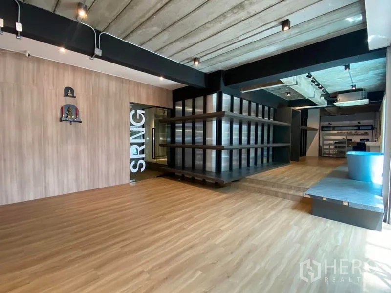 Home Office for rent in Wang Thonglang, Bangkok - Open ground floor with wood floors, exposed concrete ceiling, shelves and track lighting