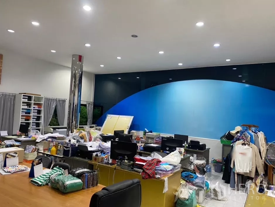 Factory for rent in Prawet, Bangkok - Spacious office zone with multiple workstations, downlights and a glossy column.