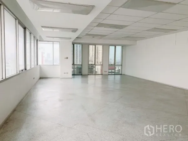 Office Space for rent in Chatuchak, Bangkok - Bright open‑plan office with corner windows, city views, suspended ceiling lights and polished flooring.
