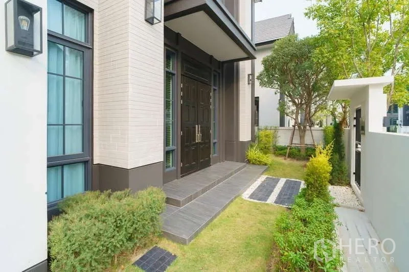 Detached House for rent or sale in Bang Phli, Samut Prakan - Landscaped front garden and grand double-door entrance to the house.