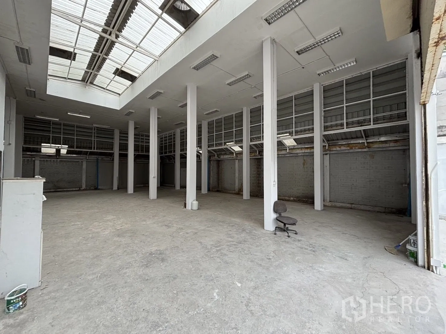 Warehouse for rent or sale in Wang Thonglang, Bangkok - Open-plan warehouse hall with high ceiling, columns and skylights.