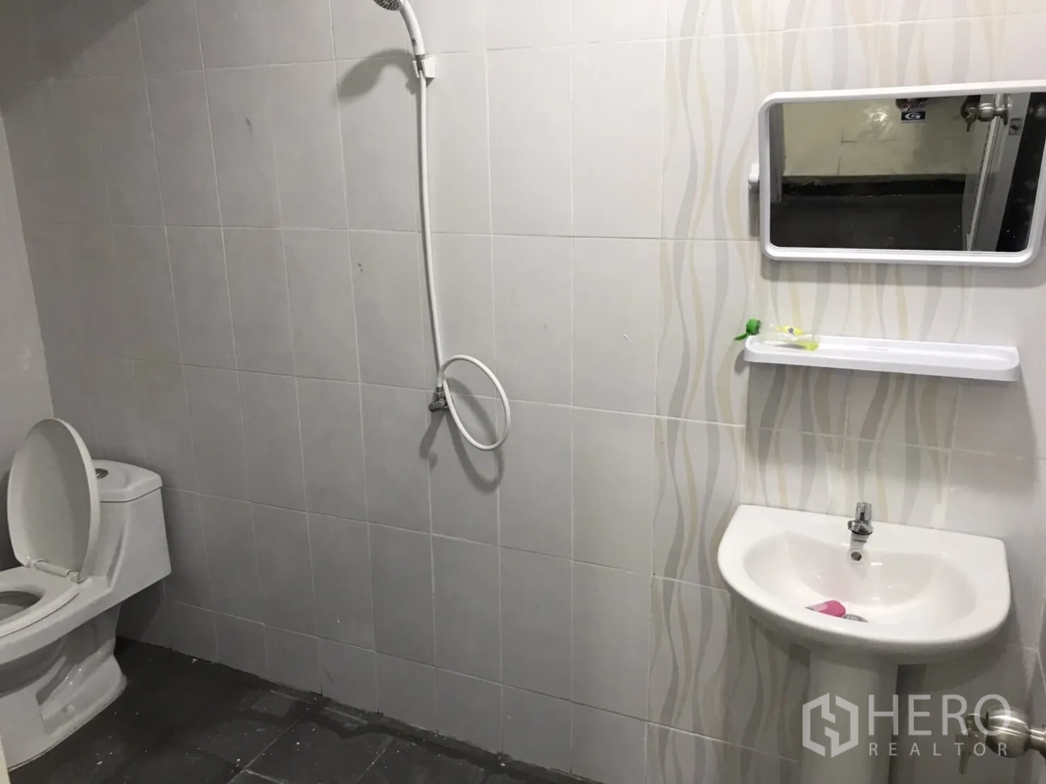 Factory for rent or sale in Mueang Samut Sakhon, Samut Sakhon - Restroom with toilet, sink, mirror and shower inside the factory.