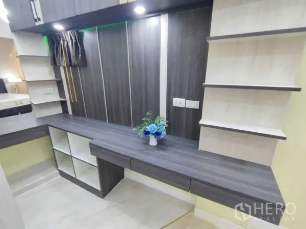 Condominium for rent in Khlong Toei, Bangkok - Built-in study corner featuring a long work desk, open shelving and accent lighting.