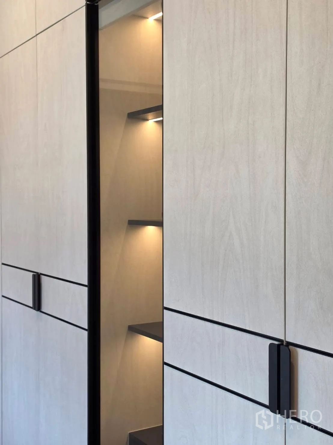Detached House for rent in Bang Phli, Samut Prakan - Sliding-door wardrobe with glass display and lit shelves.