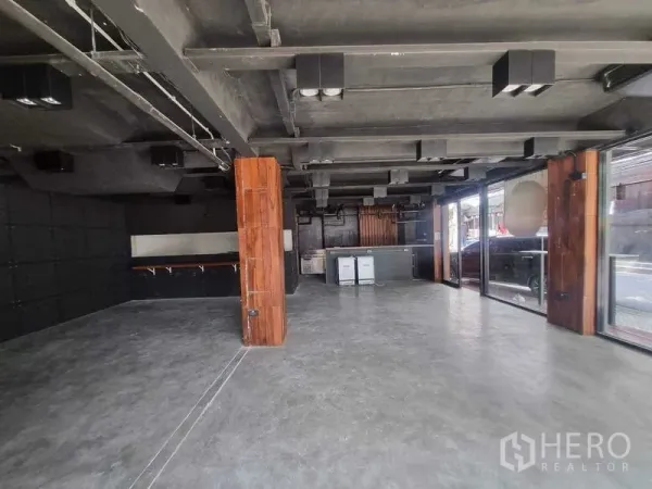 Retail Space for rent in Bang Rak, Bangkok - Spacious retail hall featuring polished concrete floors, exposed beams, wood columns and full-height streetfront windows.
