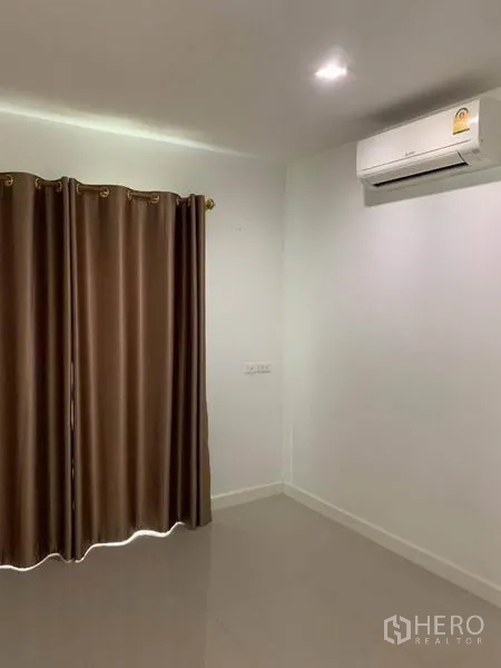 独立式住宅 出售在Suan Luang, Bangkok - 空房间，装有空调与嵌灯，棕色遮光窗帘。