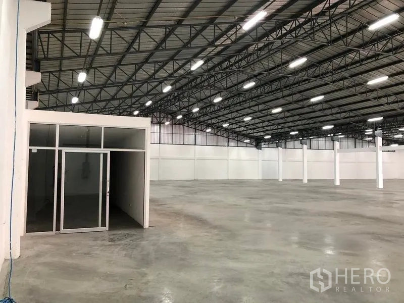货栈 出租在Pak Kret, Nonthaburi - 仓库内置小型玻璃门办公室，旁为宽阔作业空间。