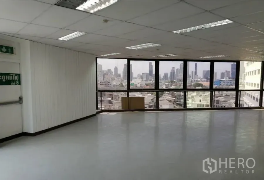 Office Space for rent in Pathum Wan, Bangkok - Bright corner workspace with suspended ceiling, polished floor and cityscape outlook.