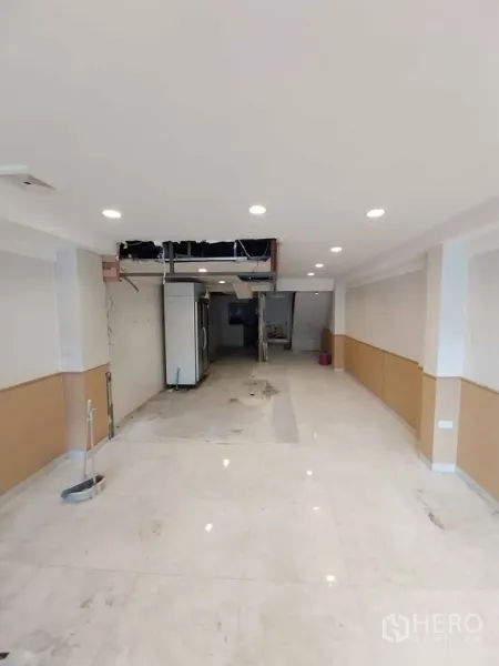 店屋 出租或出售在Watthana, Bangkok - 开阔空置空间，嵌灯与大理石纹地面。