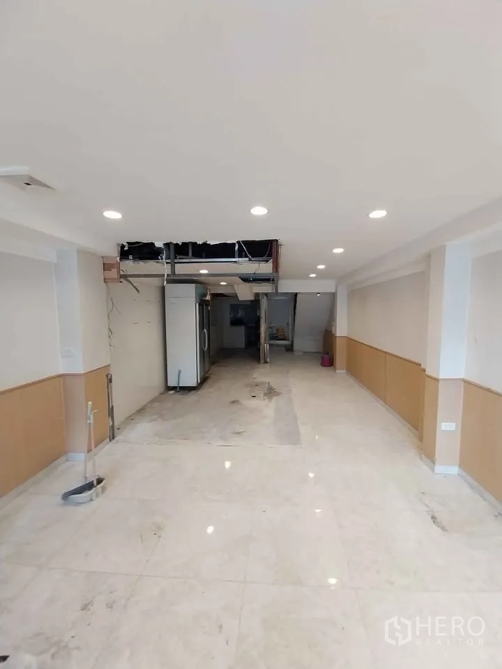 店屋 出租或出售在Watthana, Bangkok - 开阔空置空间，嵌灯与大理石纹地面。