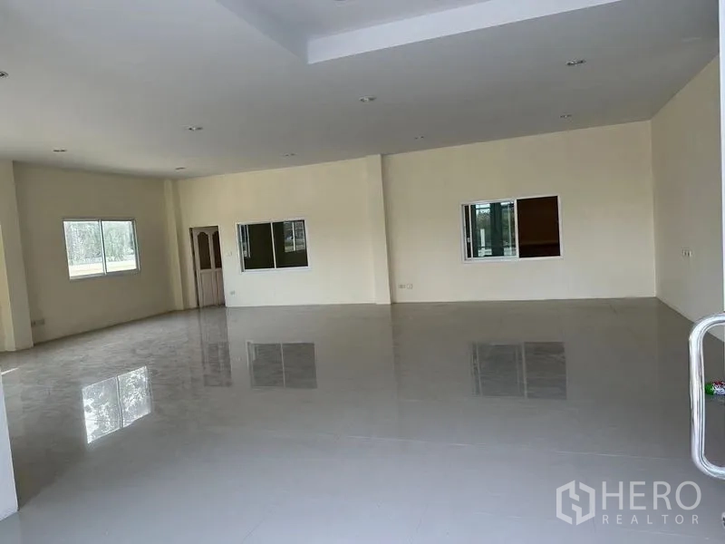 Warehouse for rent in Mueang Samut Sakhon, Samut Sakhon - Bright open-plan office area with glossy tiled floors, recessed lighting and multiple windows.