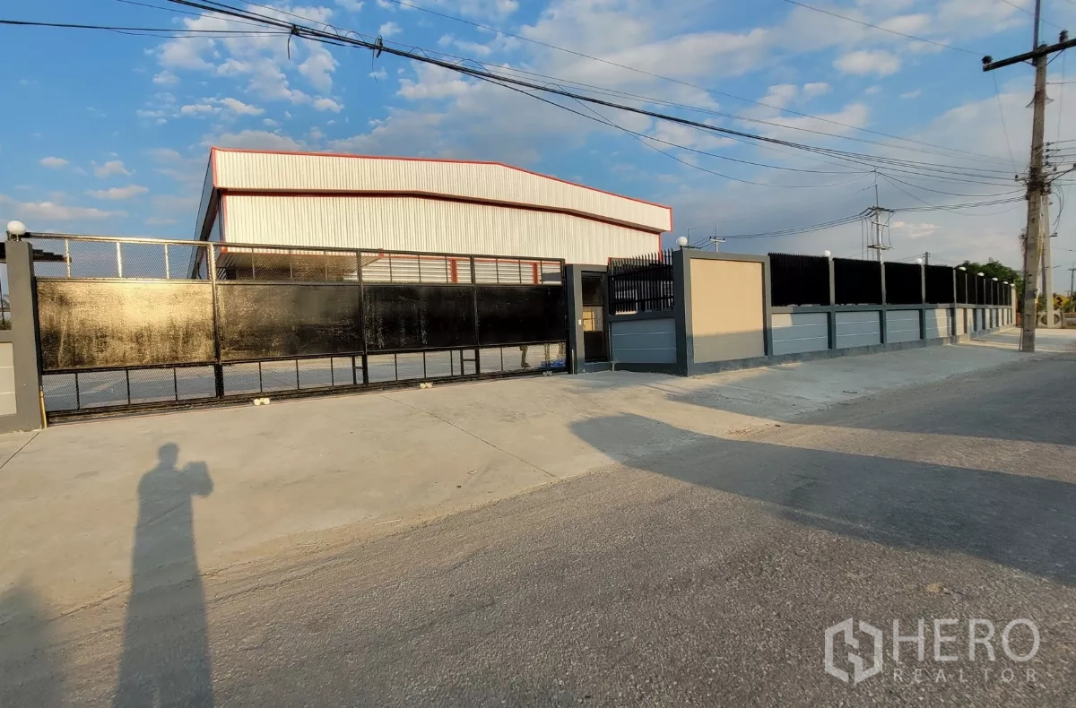 Factory for rent or sale in Phanat Nikhom, Chon Buri - Gated entrance and concrete perimeter fence of standalone factory in Phanat Nikhom, Chon Buri.