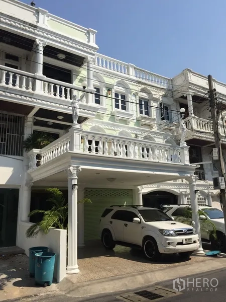 สำนักงานที่บ้าน ให้เช่าหรือขายในWatthana, Bangkok - ด้านหน้าทาวน์โฮมโฮมออฟฟิศ 3 ชั้น ราวลูกกรงสีขาว พร้อมที่จอดรถในร่ม