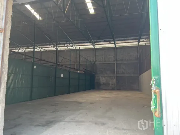 คลังสินค้า ให้เช่าในPrawet, Bangkok - ภายในโกดัง 300 ตร.ม. เพดานสูง โครงเหล็ก พื้นคอนกรีต