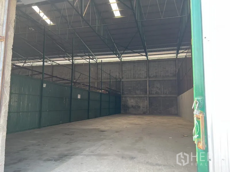คลังสินค้า ให้เช่าในPrawet, Bangkok - ภายในโกดัง 300 ตร.ม. เพดานสูง โครงเหล็ก พื้นคอนกรีต