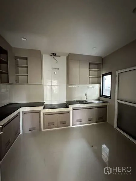 Detached House for sale in Lam Luk Ka, Pathum Thani - Fully fitted closed kitchen with built-in cabinetry.
