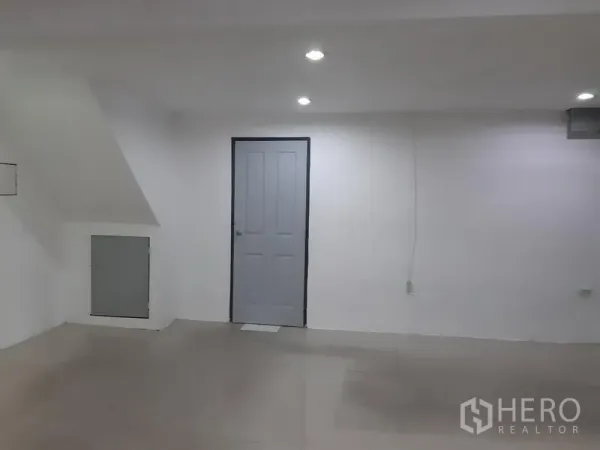 办公空间 出租在Khlong Toei, Bangkok - 室内白色空间，瓷砖地面、筒灯与灰色门