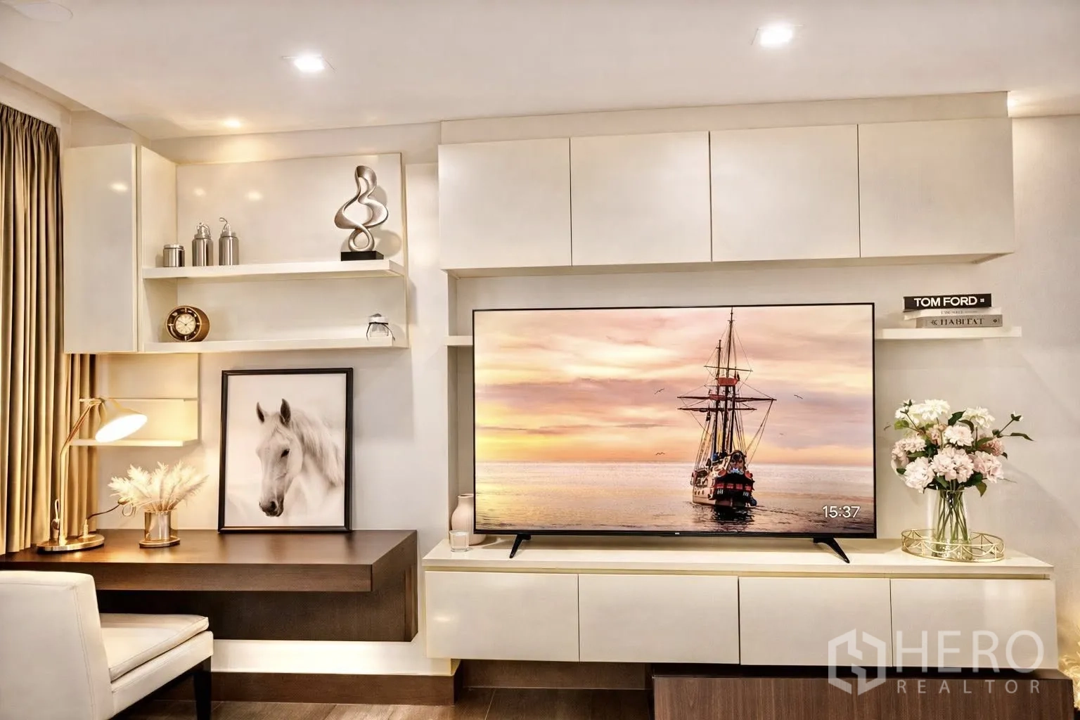 คอนโด for rent or sale in Watthana, Bangkok - ชั้นวางบิวท์อินพร้อมโต๊ะทำงาน และทีวีจอแบนขนาดใหญ่พิเศษ