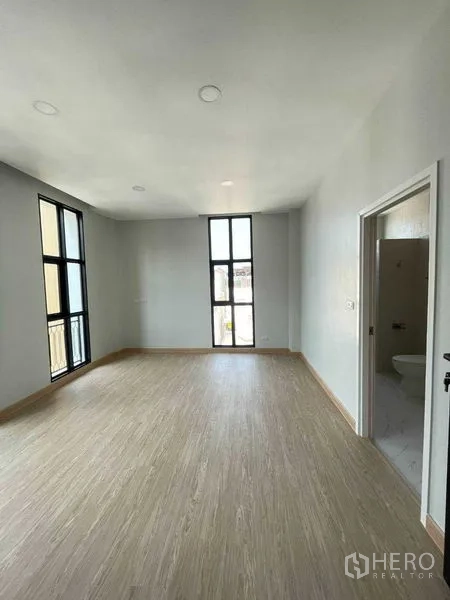 带办公室的家 出租在Bang Kapi, Bangkok - 明亮套间，落地窗并带独立卫浴。