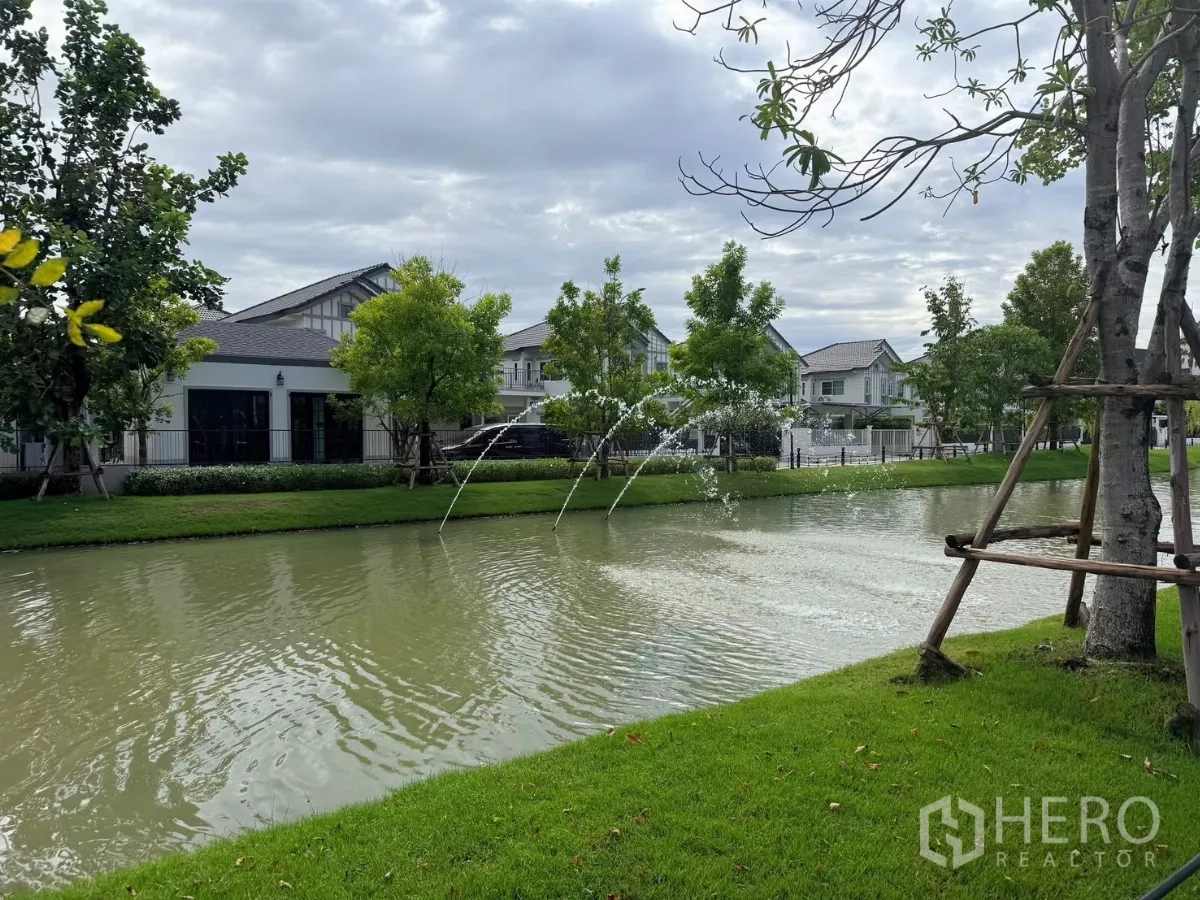 Detached House for rent in Bang Phli, Samut Prakan - Community lake with fountains, clubhouse and landscaped gardens.