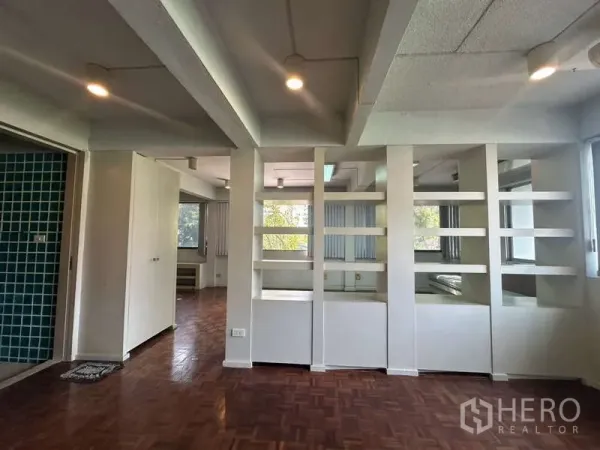 店屋 出租在Khlong Toei, Bangkok - 开放式办公室，白色隔断置物架与射灯