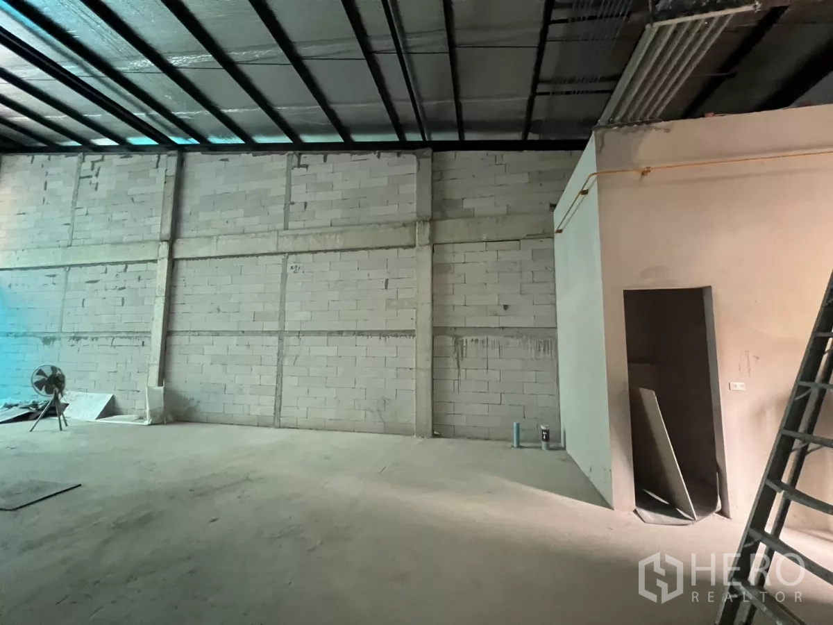 Retail Space for rent in Khlong Toei, Bangkok - Back-of-house area with concrete block walls and a service room.