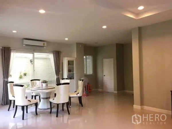 Detached House for sale in Bang Kruai, Nonthaburi - Bright dining area with round table, recessed lighting and curtained windows.