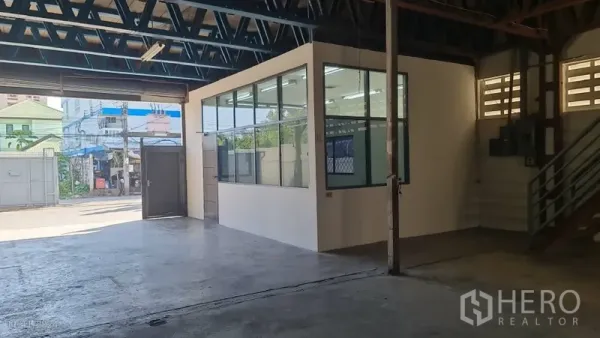 货栈 出租在Khlong Toei, Bangkok - 贴近玻璃办公室与装卸区的视角
