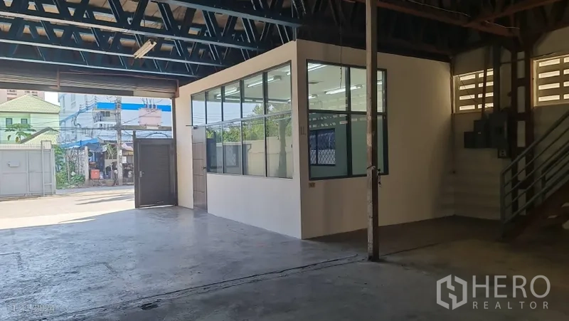 货栈 出租在Khlong Toei, Bangkok - 贴近玻璃办公室与装卸区的视角