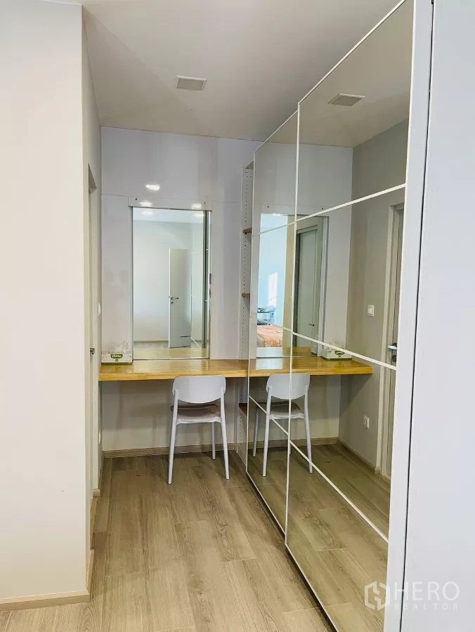 Detached House for rent in Prawet, Bangkok - Walk-in dressing area featuring a long vanity, chair and mirrored wardrobes.