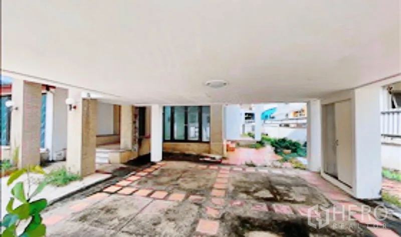 独立式住宅 出售在Khan Na Yao, Bangkok - 有顶车棚与前庭，铺设拼接地砖并带储物区