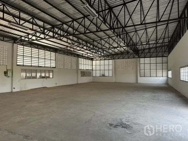 Factory for rent in Lam Luk Ka, Pathum Thani - Open production floor with clear-span structure, concrete surface and ample natural light.