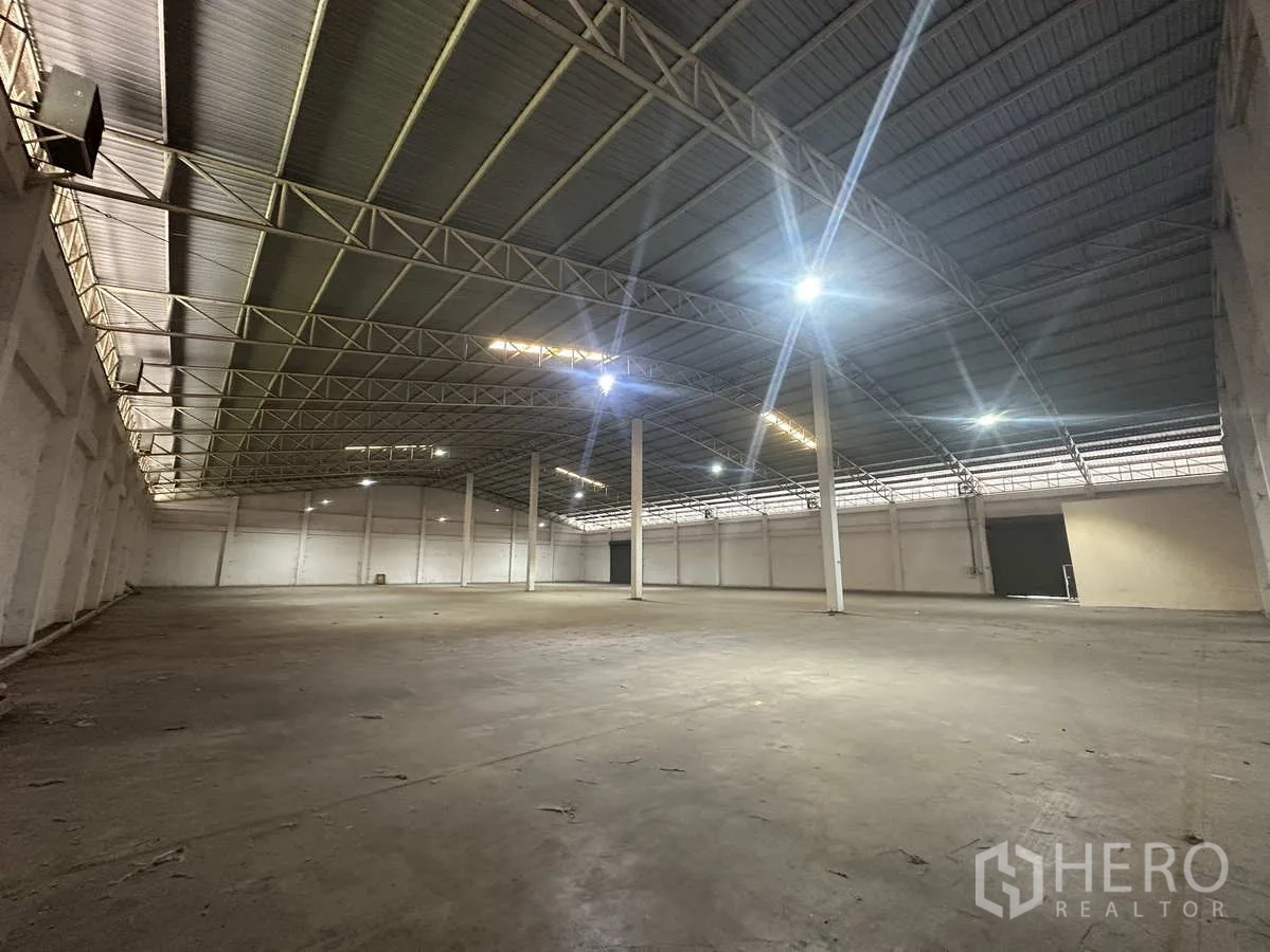 Warehouse for rent in Phra Nakhon Si Ayutthaya - Industrial interior with wide clear floor area and a loading door positioned on the side wall.