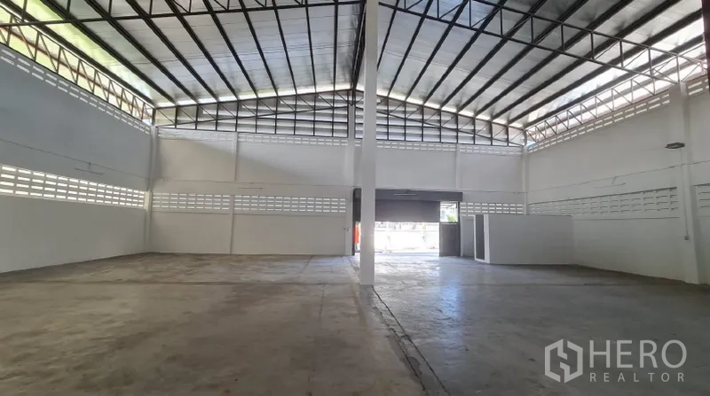 货栈 出租在Khlong Toei, Bangkok - 高净空库区，卷闸门与通风砖墙