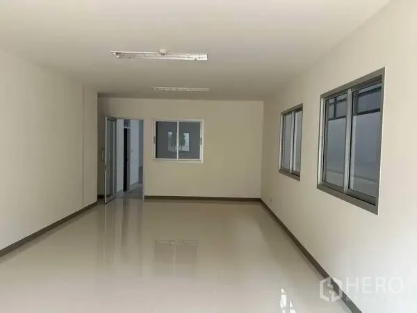 工厂 出租在Bang Phli, Samut Prakan - 明亮办公室，抛光地面与多扇窗户
