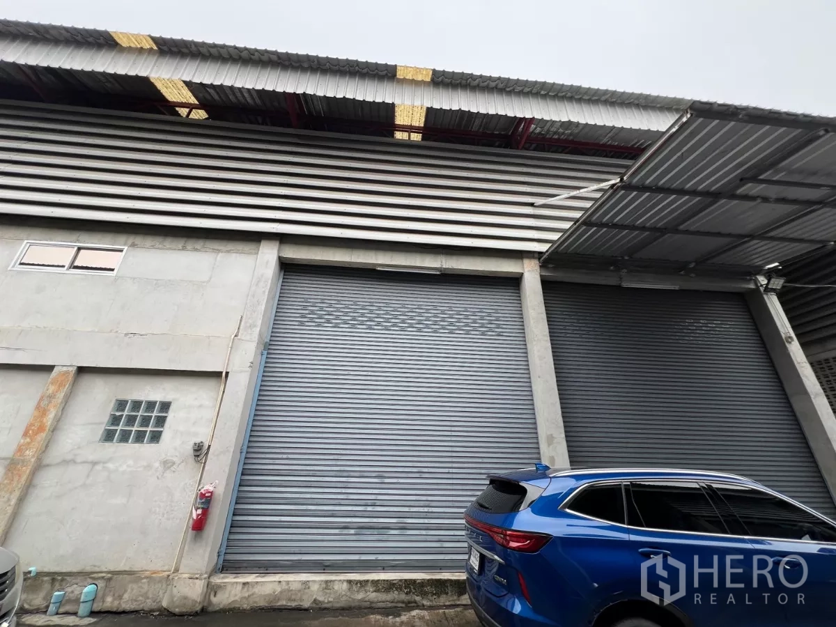 货栈 出租在Khlong Sam Wa, Bangkok - 正面超宽卷帘门及带顶入口，便于送货。
