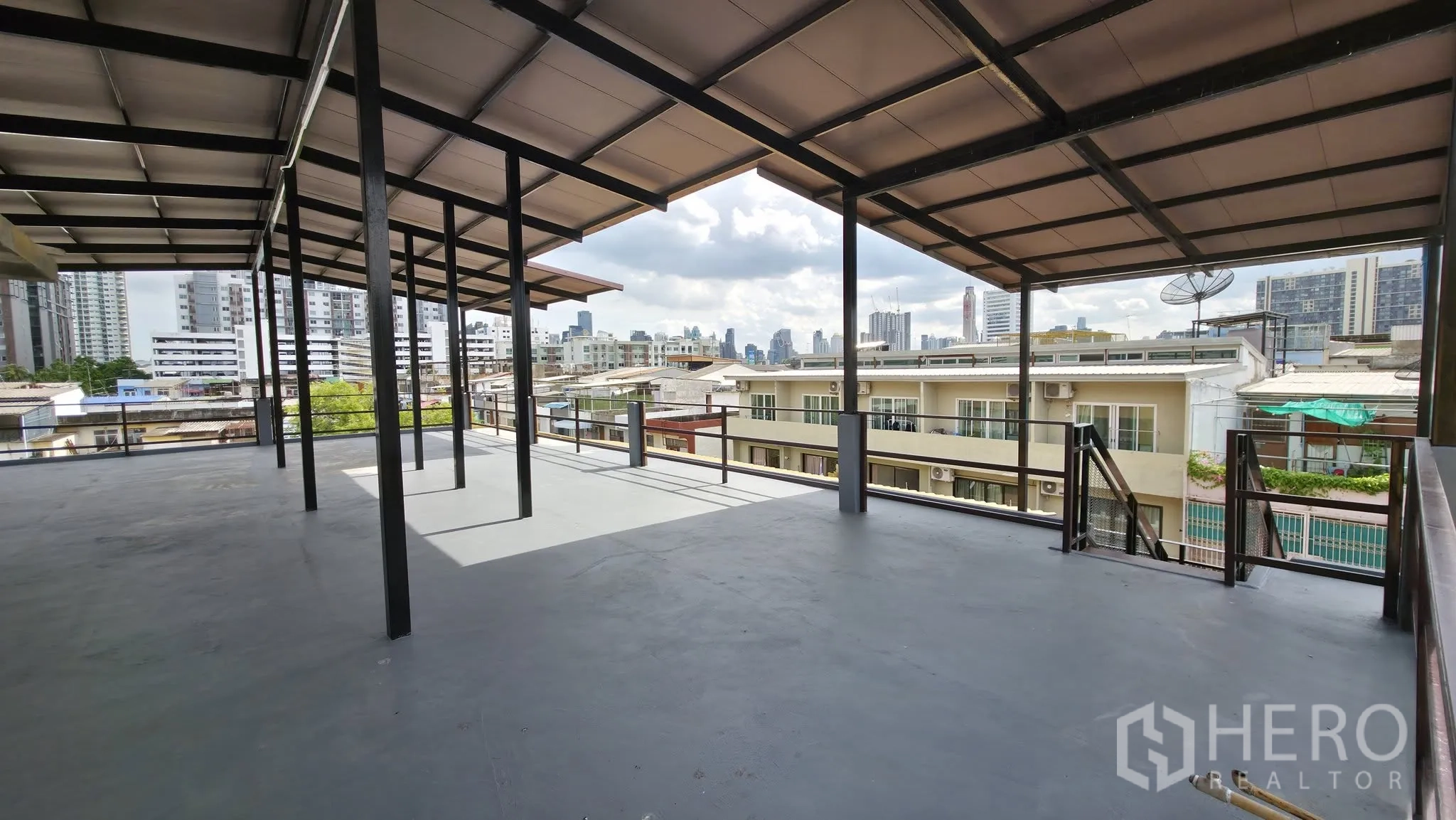 Warehouse for rent in Din Daeng, Bangkok - Covered rooftop terrace with wide floor area and skyline views.