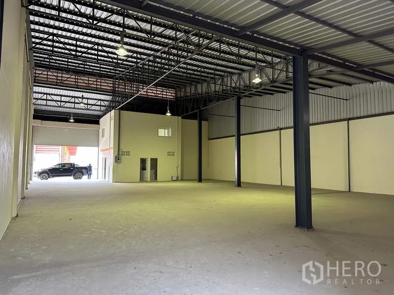 Factory for sale in Mueang Samut Prakan, Samut Prakan - Warehouse looking toward the entrance with office block at the front and wide loading access.