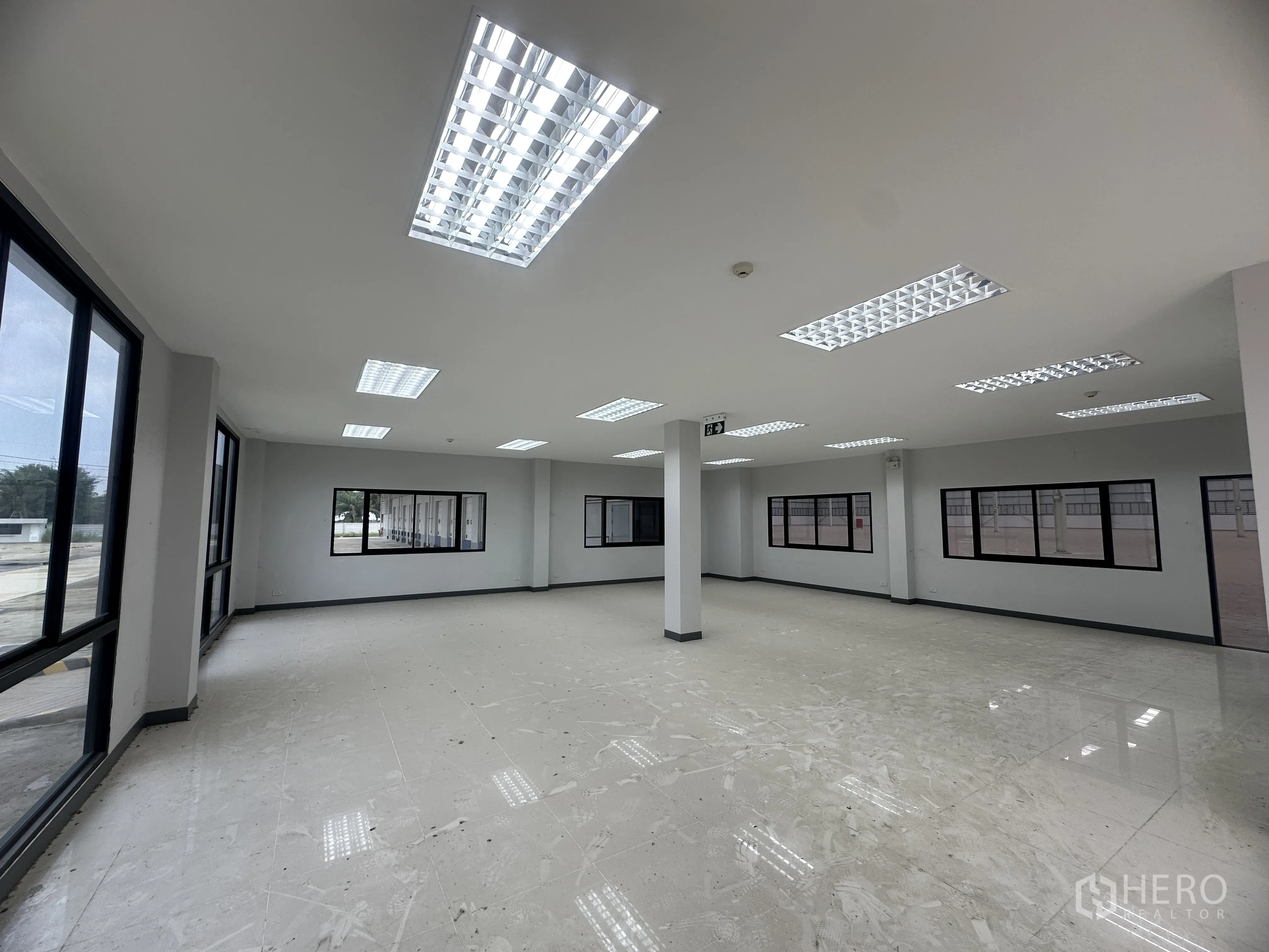 Warehouse for rent in Mueang Chon Buri, Chon Buri - Second office room with bright lighting and windows on several sides.