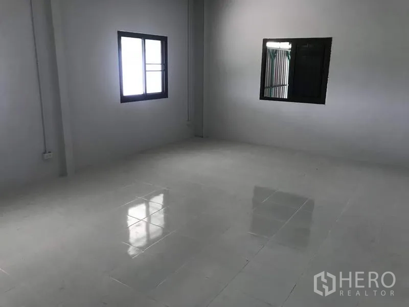 Factory for rent in Khlong Luang, Pathum Thani - Clean tiled office room inside the factory with windows and exposed conduits providing bright, workable administrative space.
