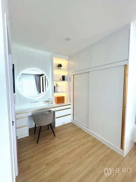 Detached House for rent - Bright dressing corner with built-in desk, shelves and large wardrobe in a bedroom.