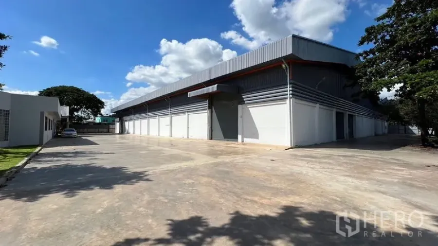 Warehouse for rent in Thanyaburi, Pathum Thani - Another wide exterior view of the warehouse facade and expansive concrete loading yard.